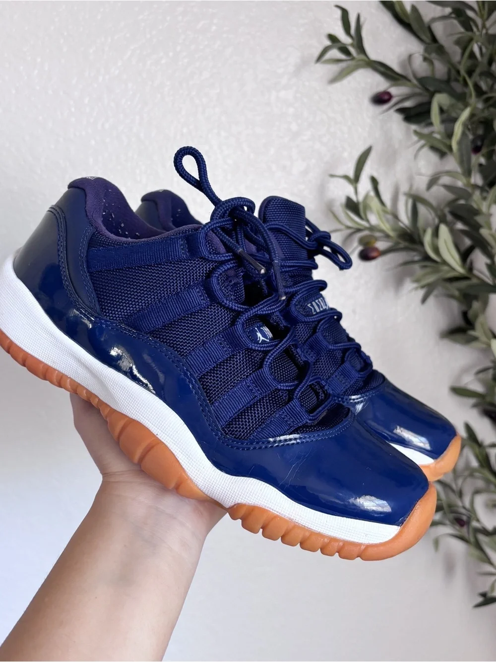 Nike Air Jordan 11 Retro Low Navy Gum sneakers 6 Youth